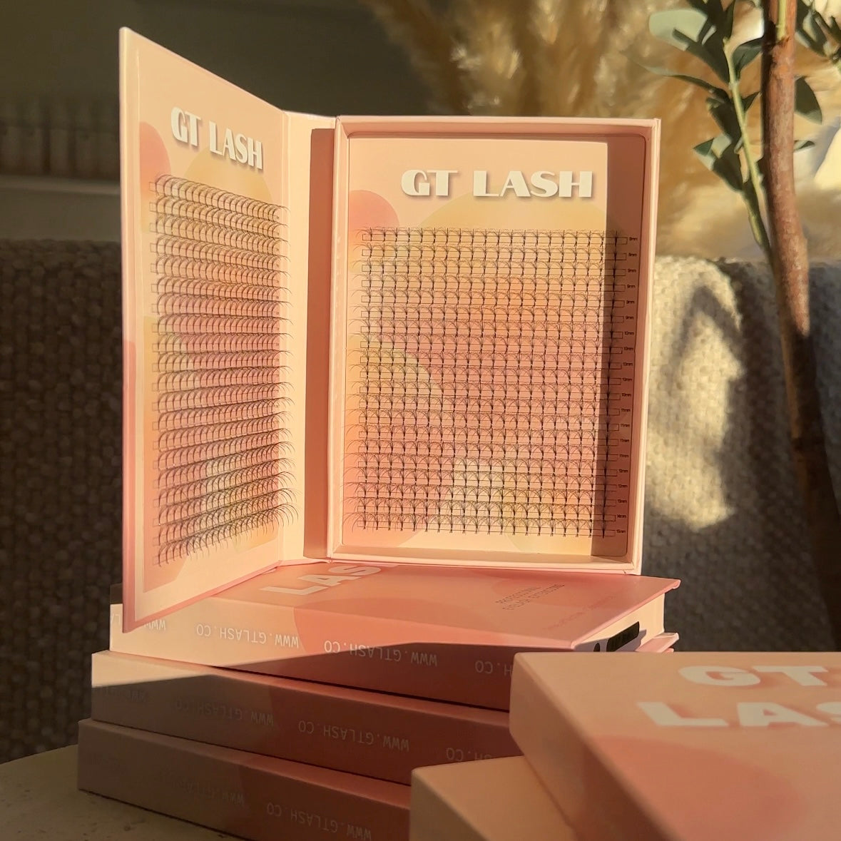 Open tray of GT Lash Co premade lash fans – short stem volume lashes