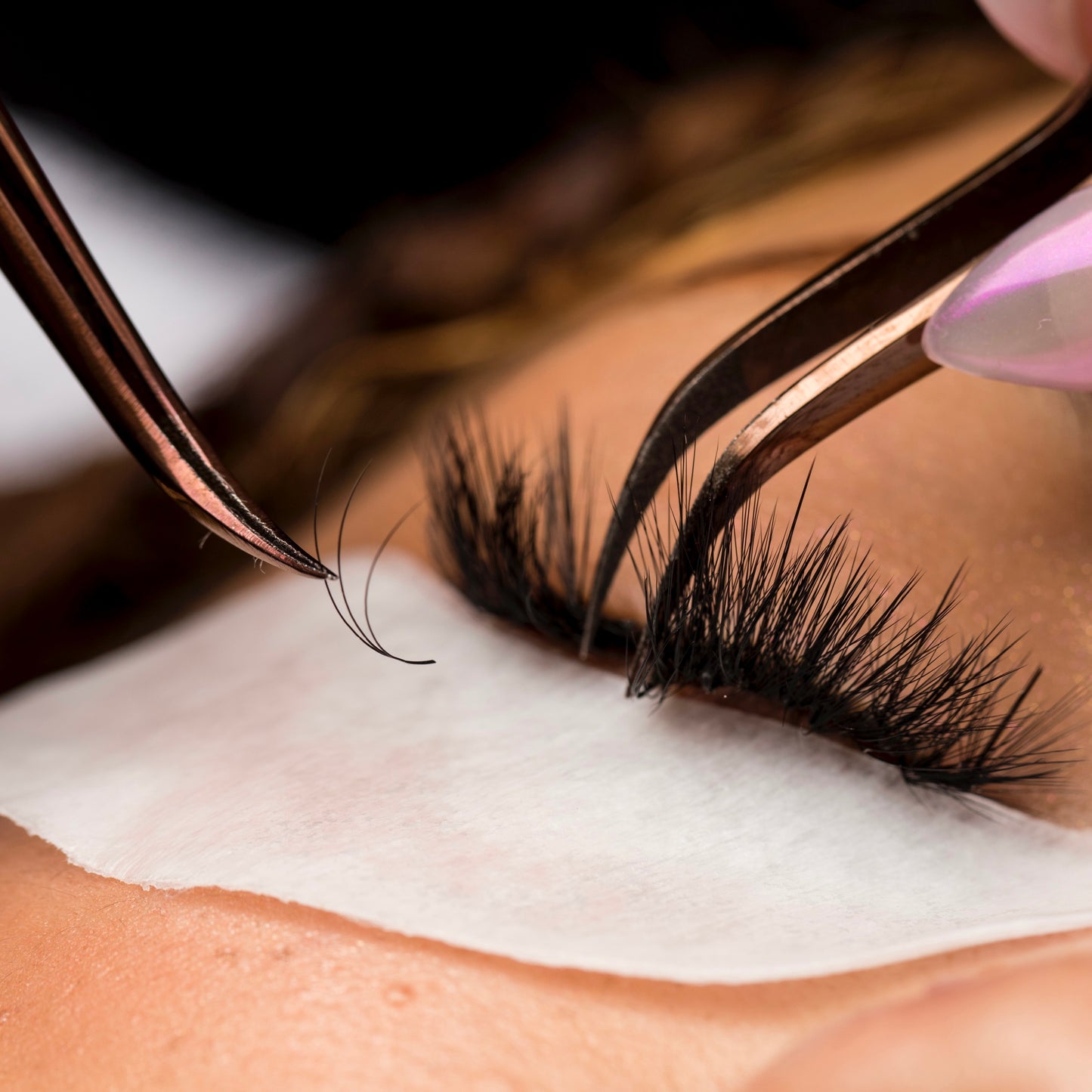 Lash Artist Applying GTLASH Premade Volume Fan to Natural Lashes During Service